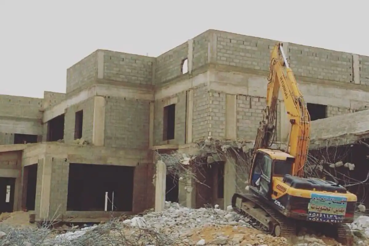 معاينة منزل قديم في الرياض قبل تحديد نطاق أعمال الهدم
