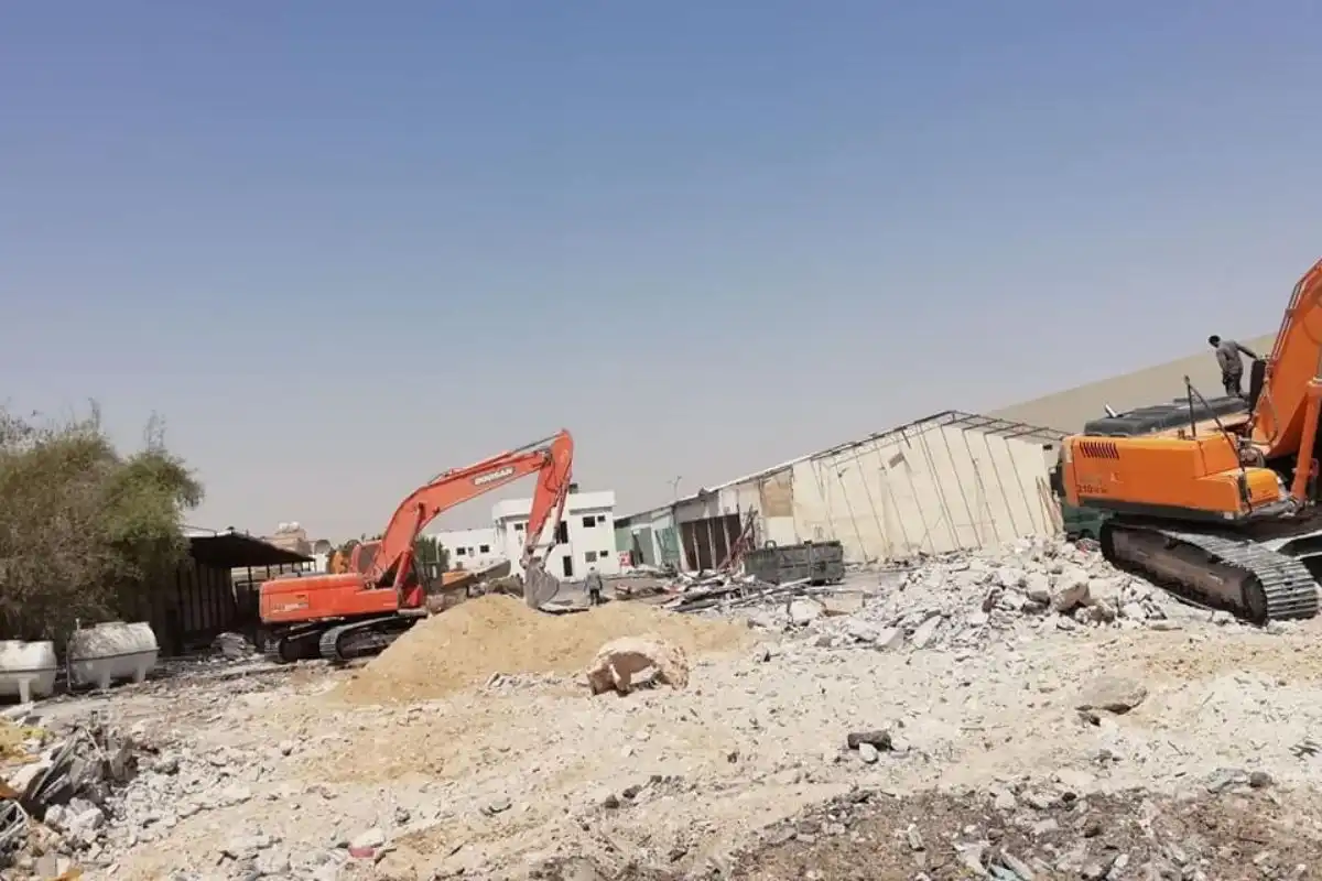 هدم نادي مع الملاحق الخارجية والهنجر