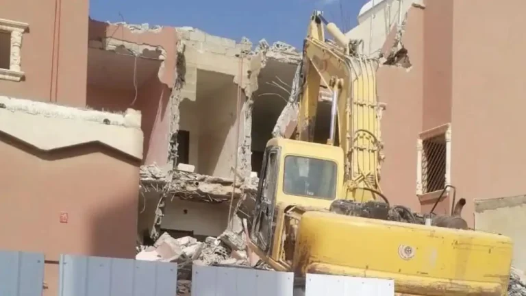 هدم مبنى في الرياض