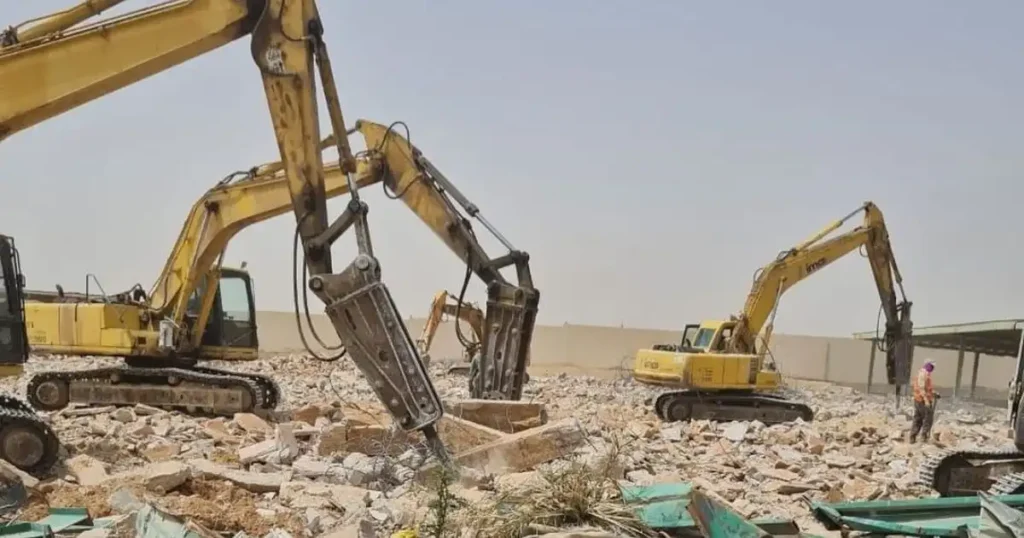 ترحيل أنقاض وتسوية أراضٍ في حي الملقا